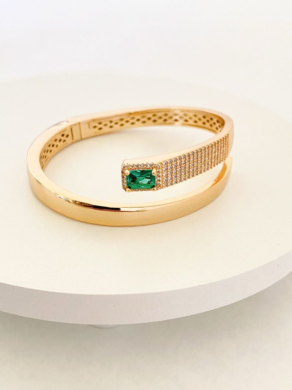 Bracelete Elegance com Pedra Verde Baguete e Zircônias